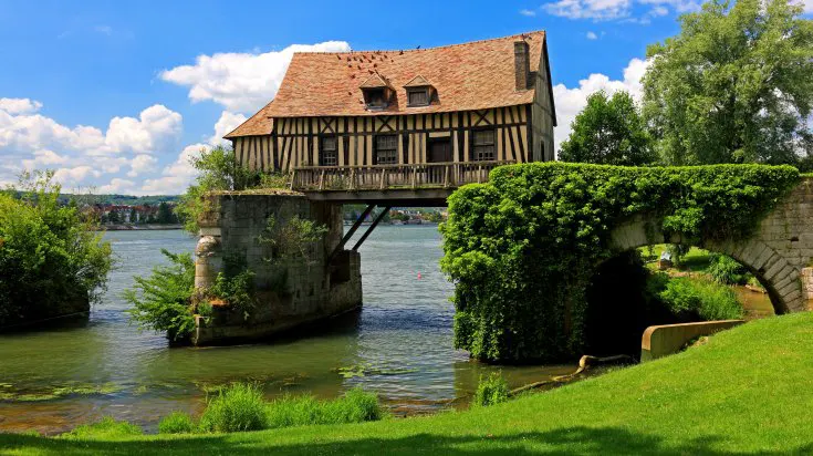 Camping dans les Yvelines, Loisirs Des Groux, la maison suspendue au camping près de Vernon