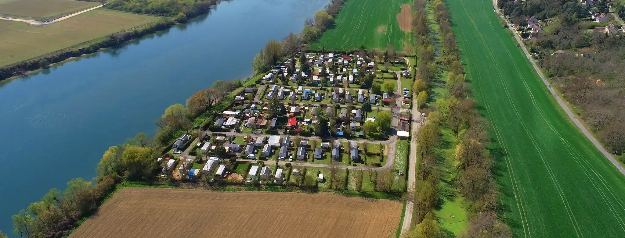Vue aérienne du Camping Yvelines Loisirs des Groux en bord de Seine dans le Vexin