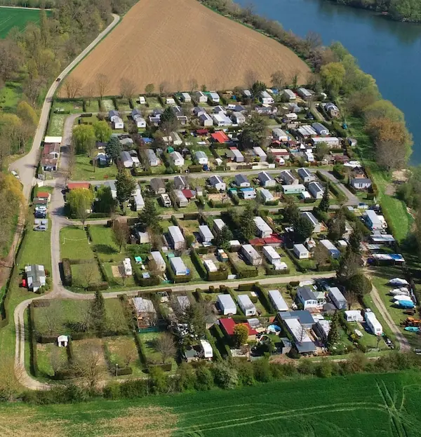 Vue aérienne du camping loisirs des groux avec de nombreux emplacements en Ile de France