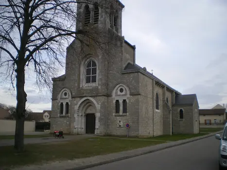 L'eglise saint martin de Freneuse près du camping Loisirs des Groux