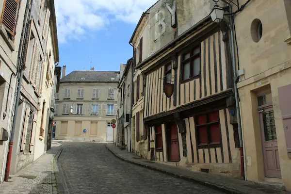 Rue de Magny en Vexin près du camping Loisirs des Groux